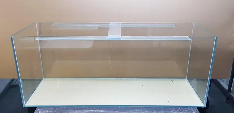 Akwarium z oświetleniem LED